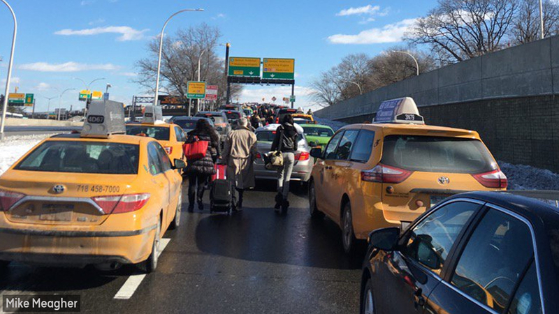 Snarled Traffic At Laguardia Airport Prompts Travelers To Walk To Terminal Abc7 New York