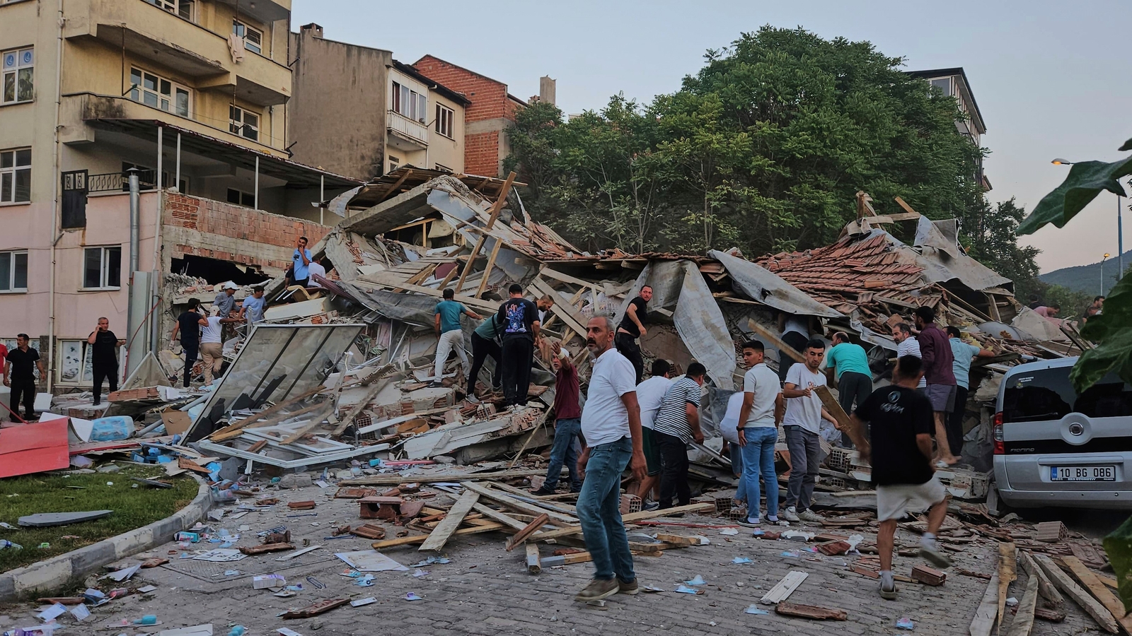 6.1 Earthquake Kills 1, Injures 30 in Northwestern Turkey