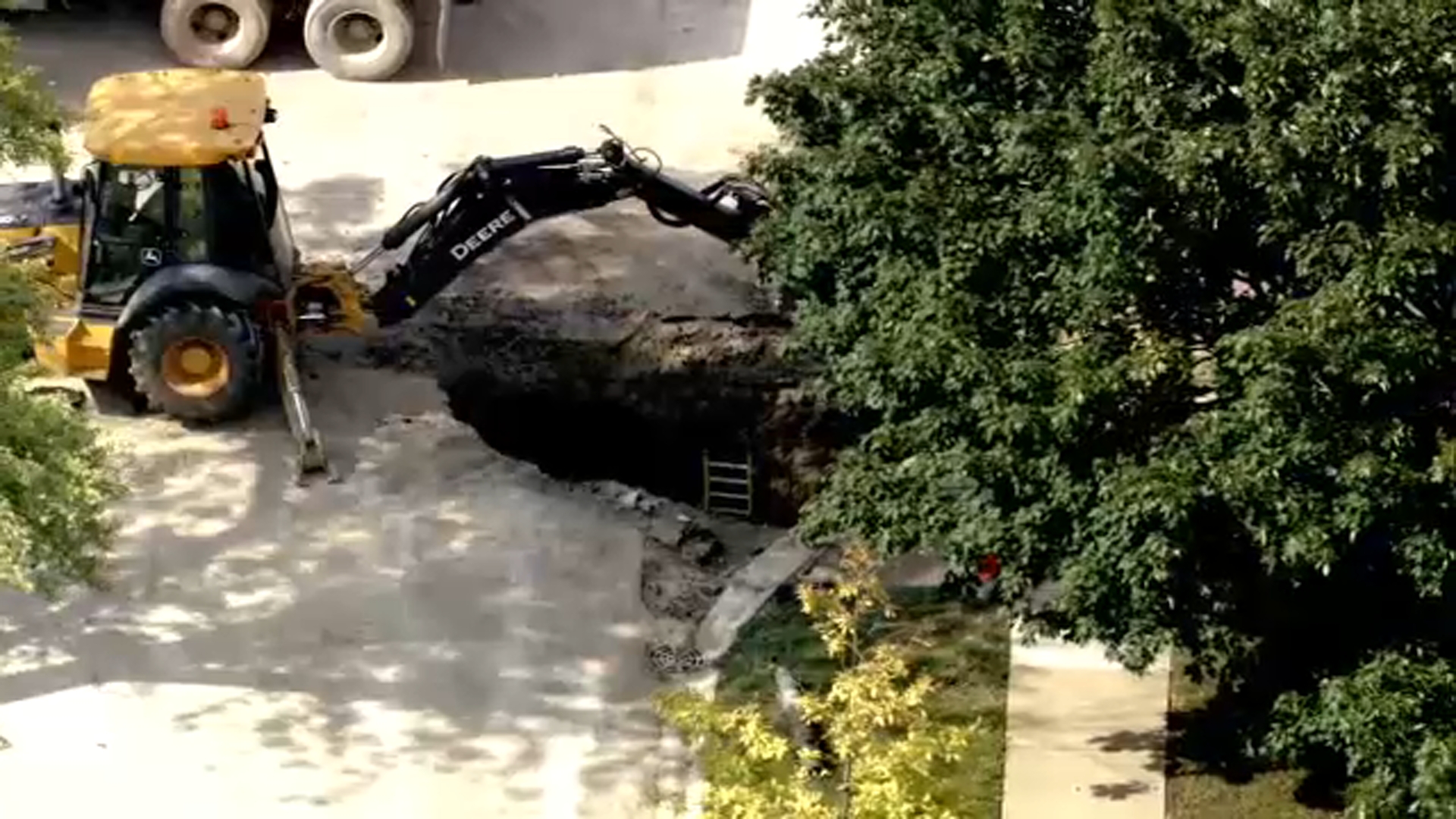 Geyser douses house after 30 inch water main break in Edison