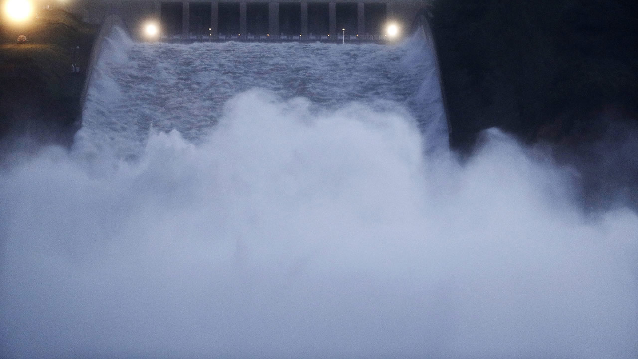 Water gushes from the Oroville Dam's main spillway Tuesday, Feb. 14, 2017, in Oroville, Calif.  (AP Photo/Marcio Jose Sanchez)