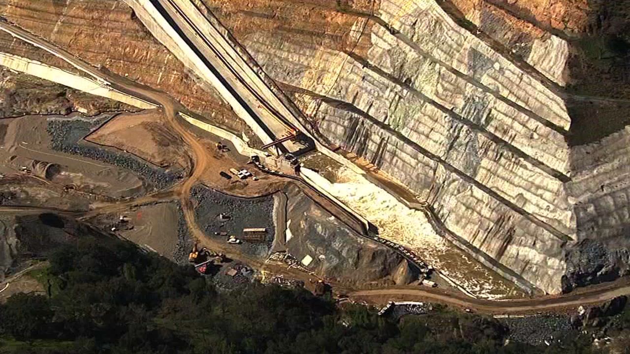 Crews build new dam at Calaveras Reservoir