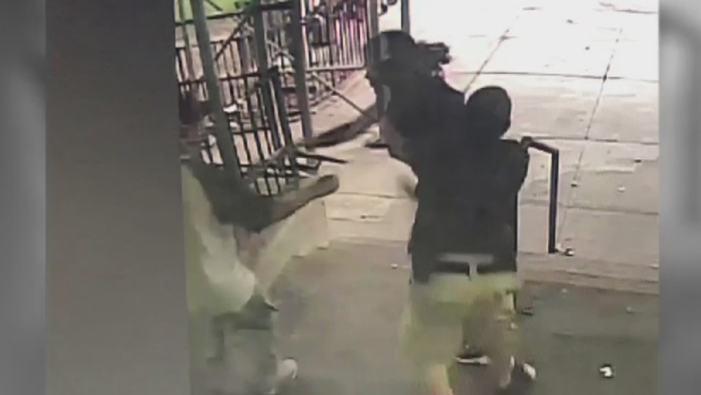Raw video: NYPD tackles man in Manhattan