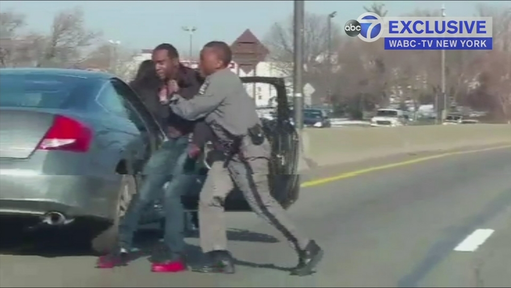 Raw video: State trooper dragged during traffic stop