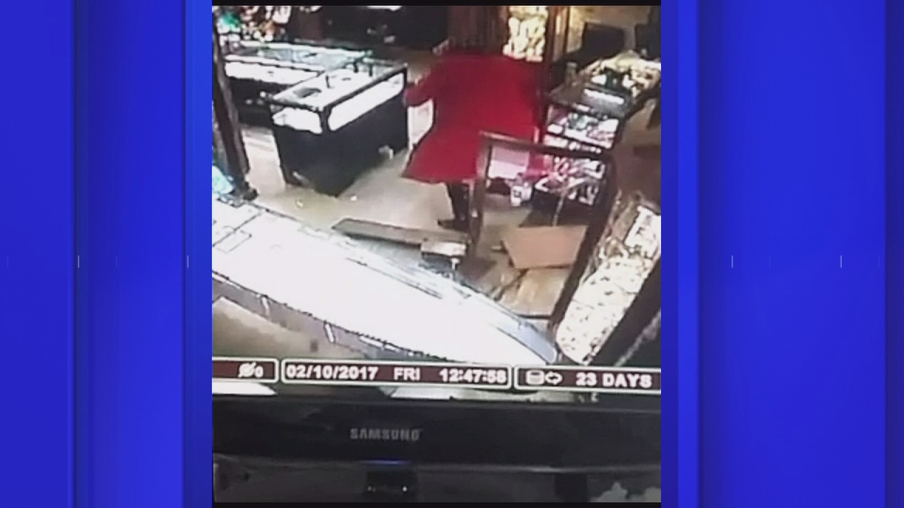 Brooklyn store owner fights back against knife-wielding robbers