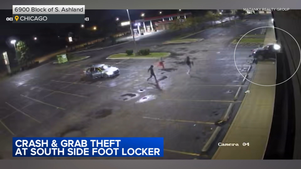 'Smash-and-grab' burglars target Foot Locker on South Side: VIDEO