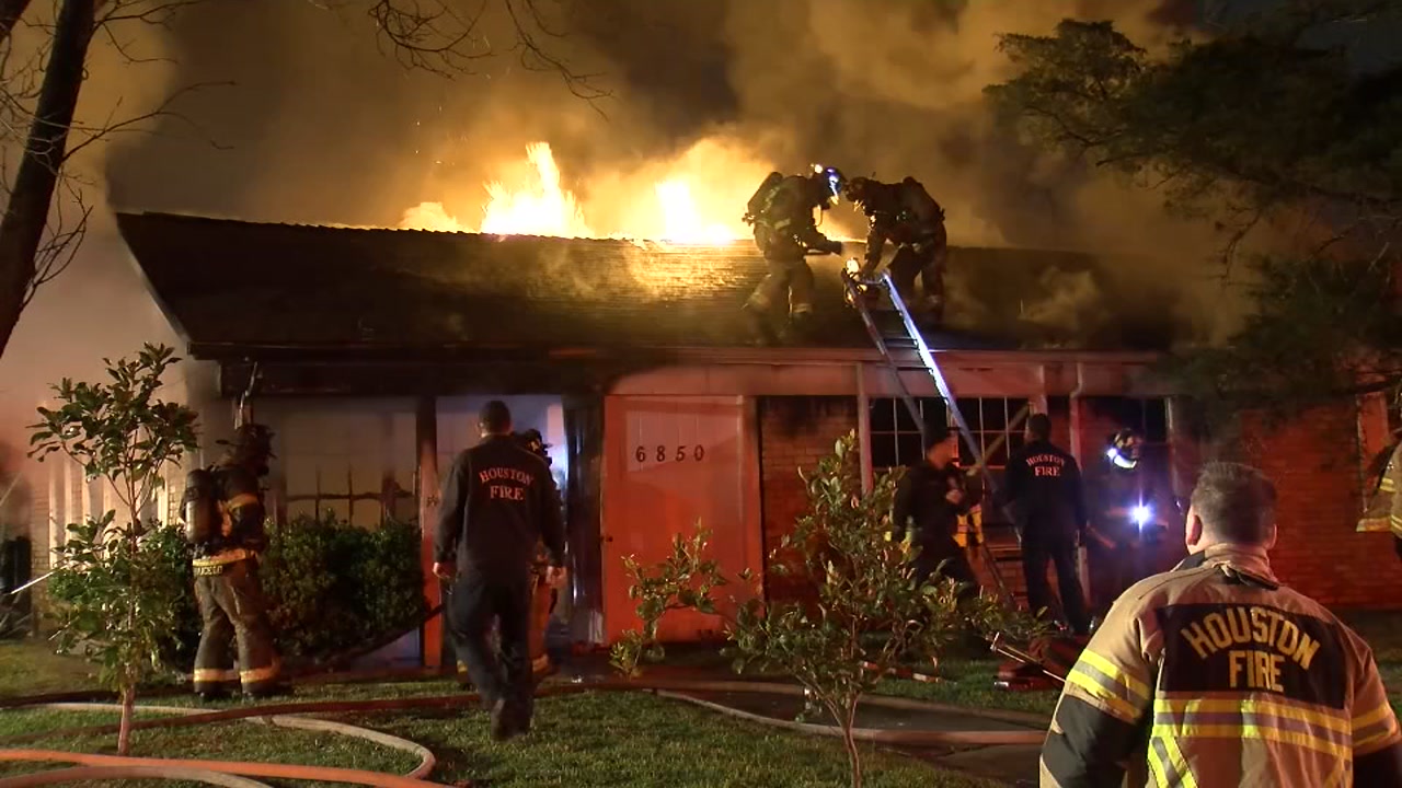 RAW VIDEO: Firefighters battle house fire in SW Houston 