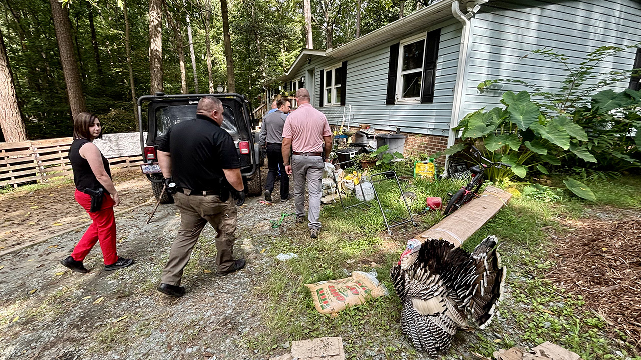 Gli ispettori della contea di Chatham stanno entrando in un alloggio a Pittsboro giovedì mattina per un'indagine attivo della morte.