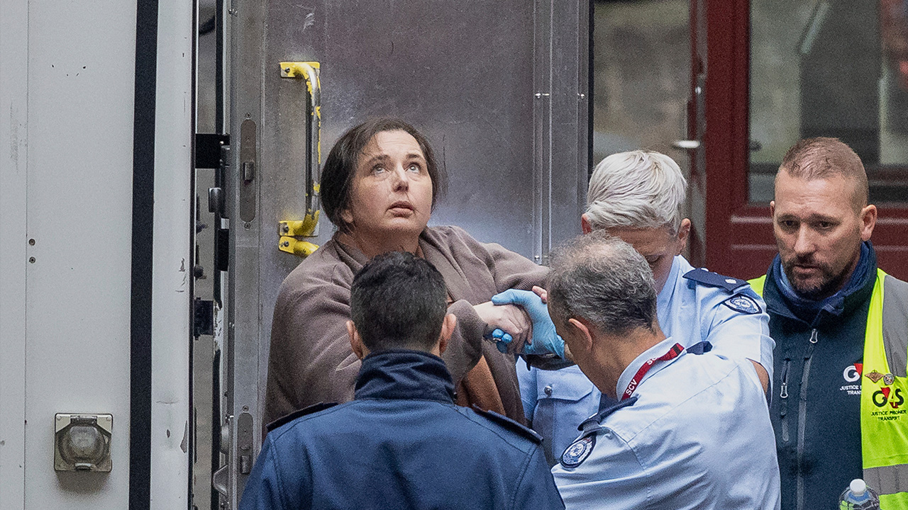 Erin Patterson arriva alla Victoria Supreme Court di Melbourne, in Australia, il 25 agosto 2025.