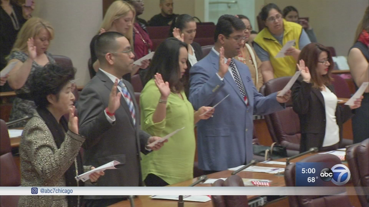 25 take oath of citizenship in Chicago as new travel ban looms