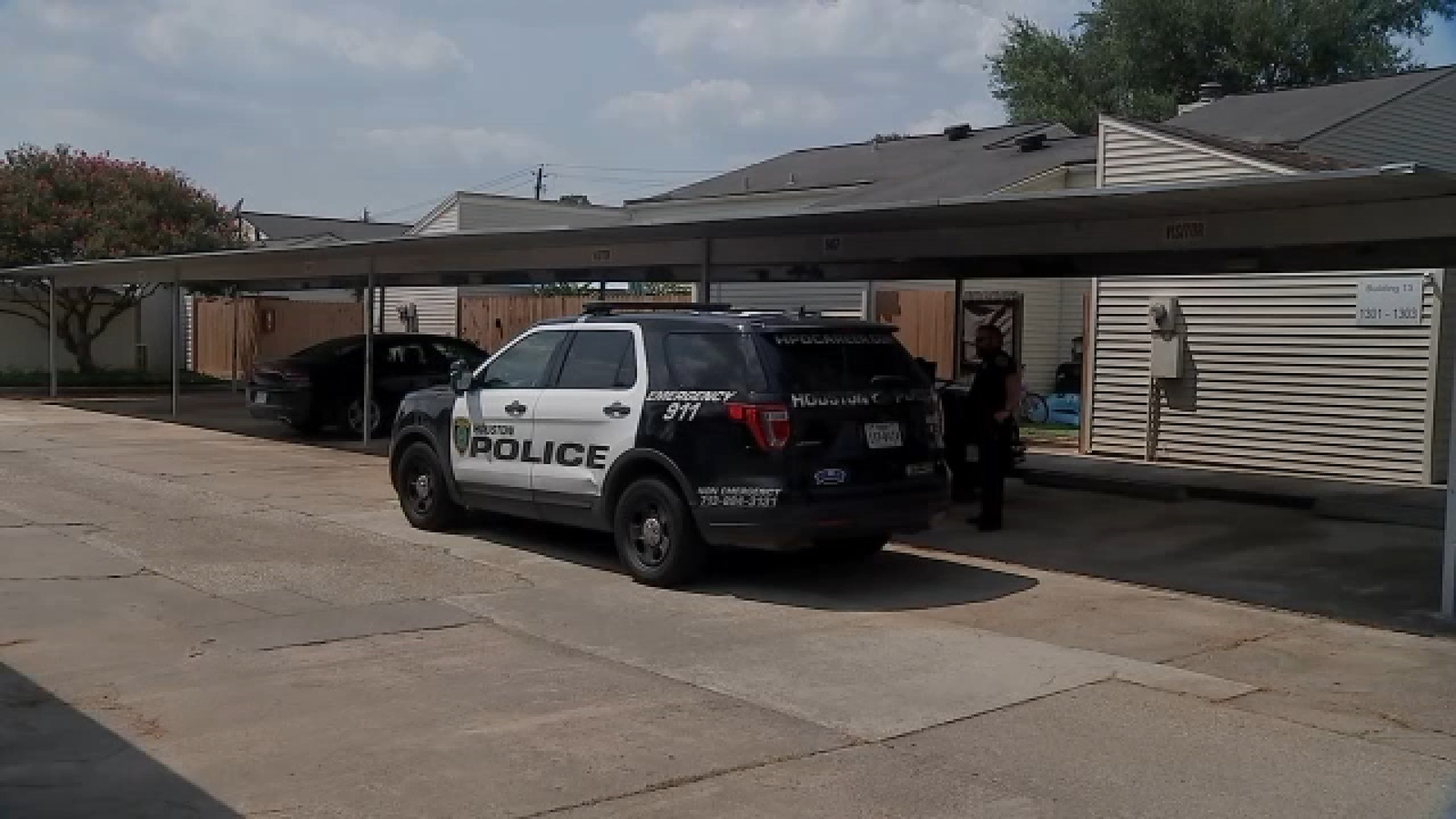 HPDによると、NWヒューストンのアパートの近くで銃撃が噴火した後、2人の男性の間の出会いがうまくいかない