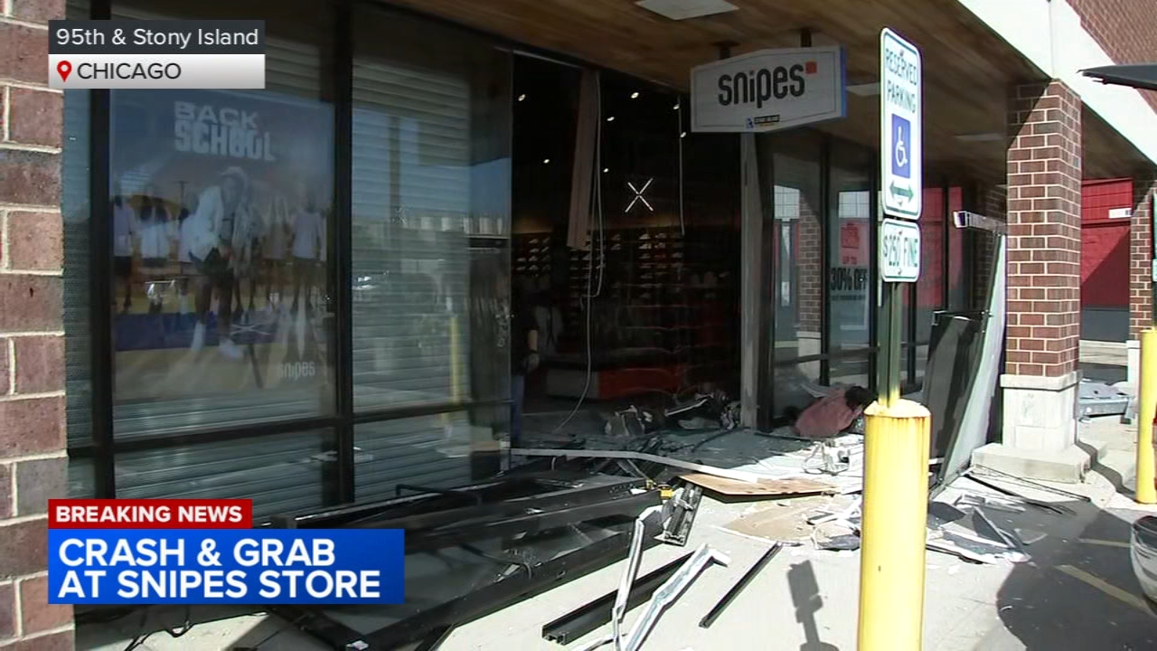 Burglars smash into athletic wear store on Far South Side