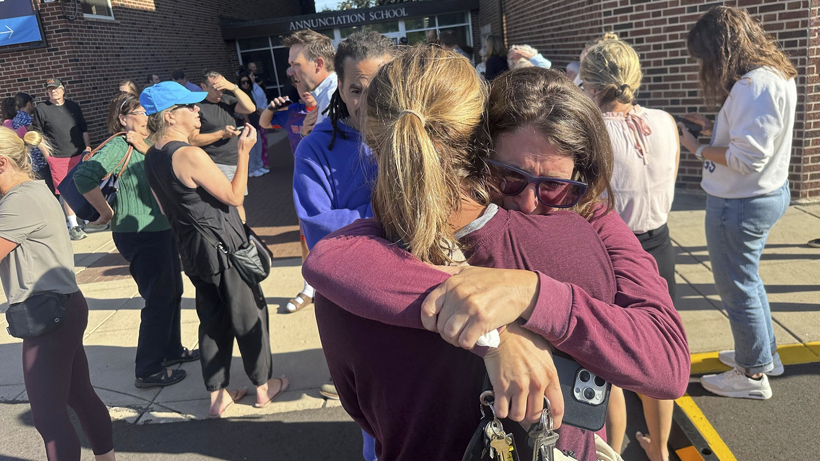 3 muertos, incluyendo agresor, tras tiroteo en una escuela católica de Minneapolis, dice policía - ABC7 Los Angeles