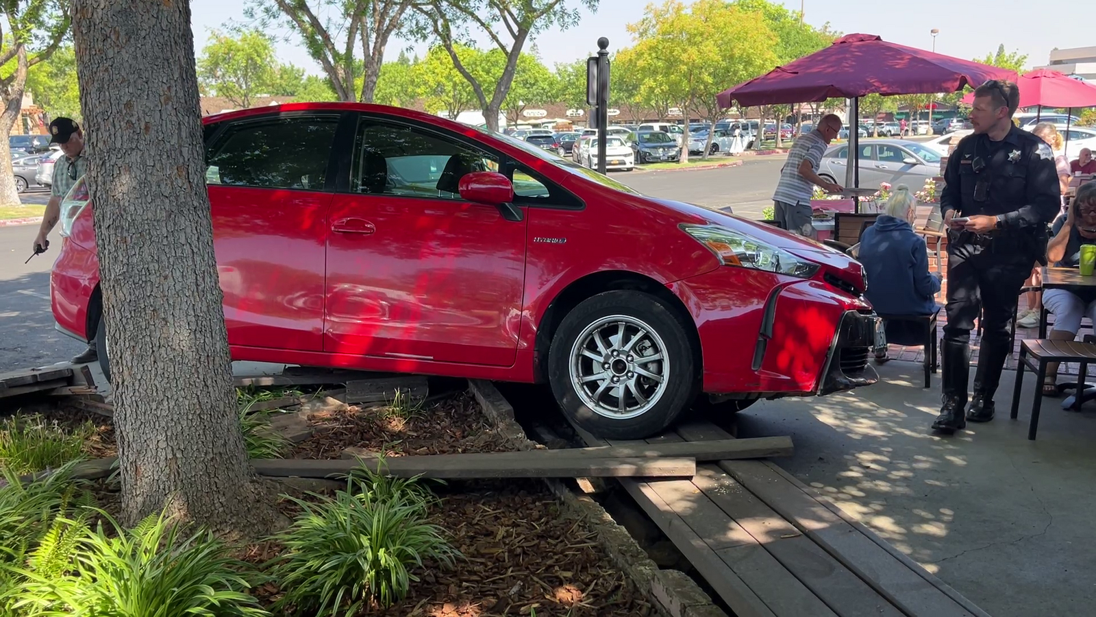 Car crashes into patio at La Boulangerie in Fresno's Fig Garden Village, injuring two