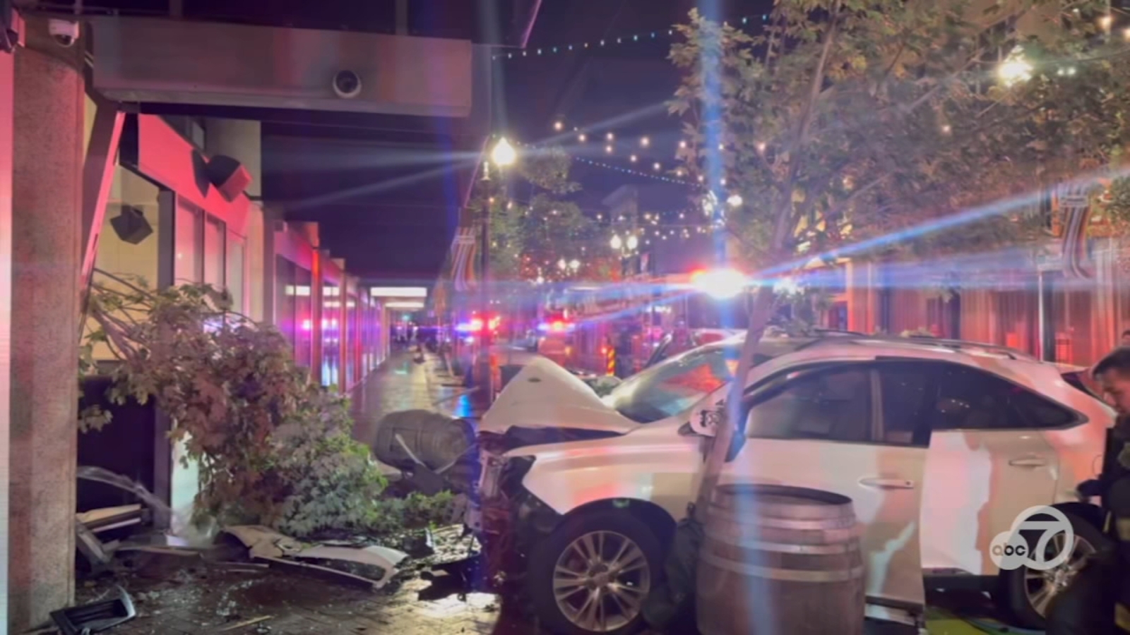 2 injured after car crashes into bar in downtown San Jose, fire department says