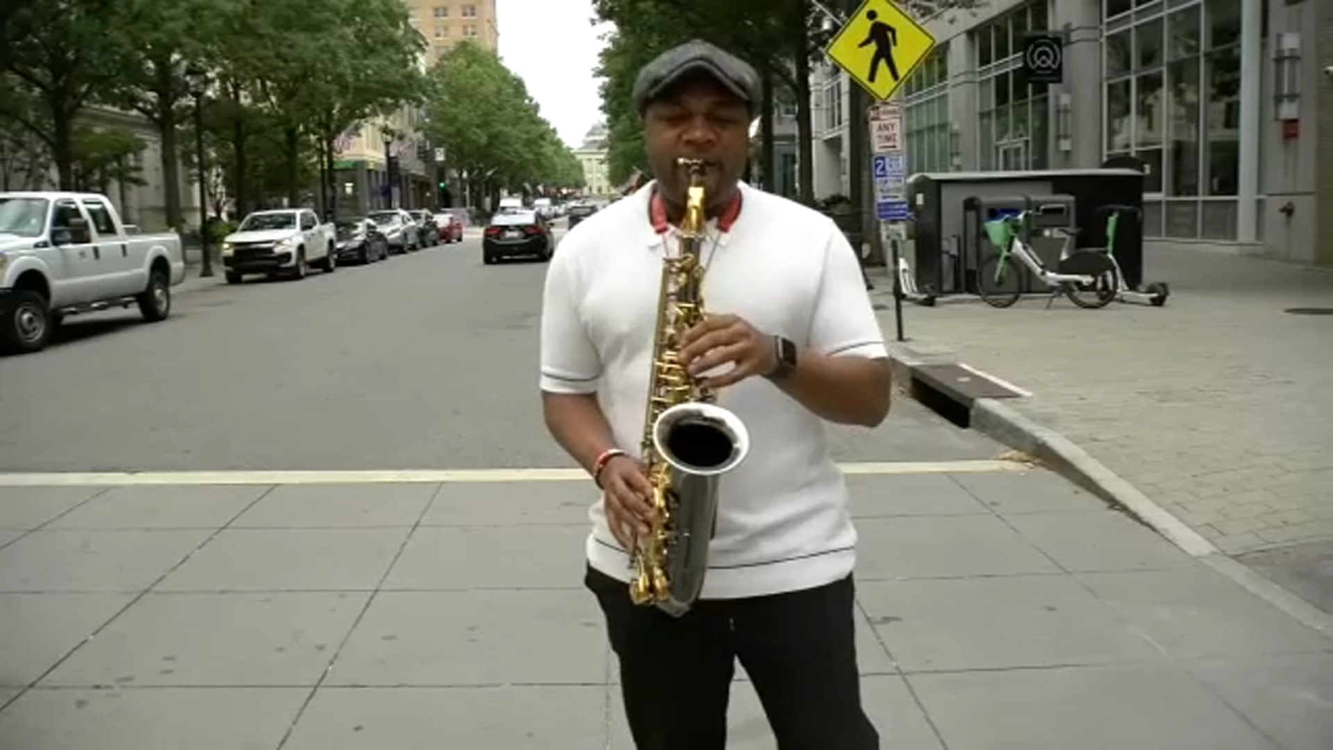 Il musicista del triangolo Marcus Anderson diventa virale dopo la performance improvvisata dell'aeromobile