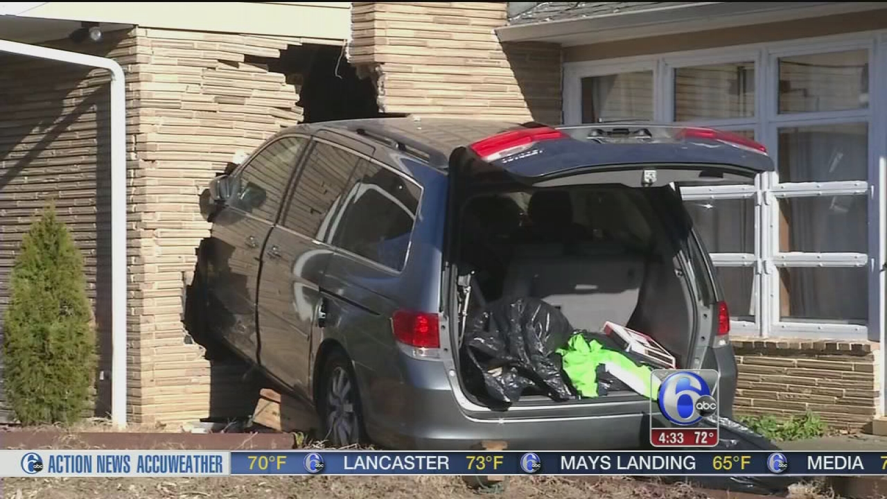 Driver suffers medical emergency, slams into Newark, Del. home