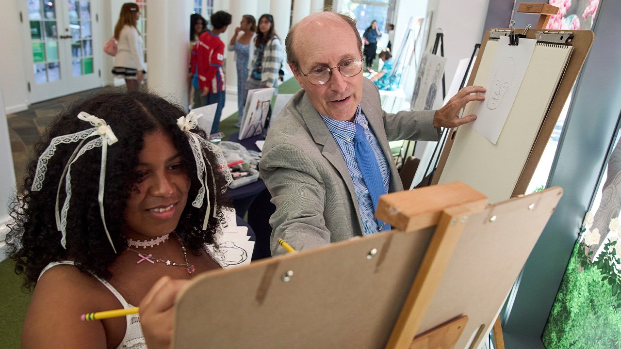 John Hutton, illustrator and a professor of art history at Salem College, helps Trinity Vanegas, 18, of Woodbridge, Va., to draw a portrait of President George Washington.