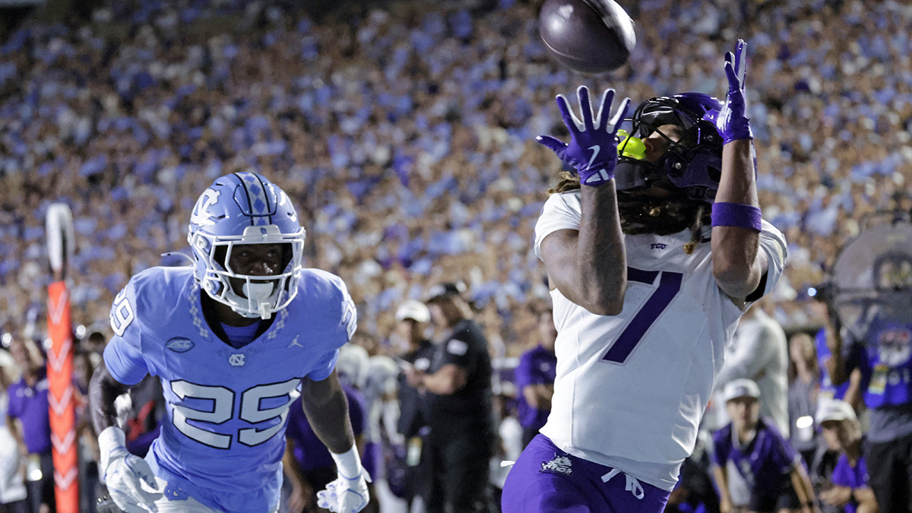 Giordania Jordan Dwyer della TCU viene colpita a una transizione di goal del difensore dell'UNC Marcus Allen a Chapel Hill giovedì.