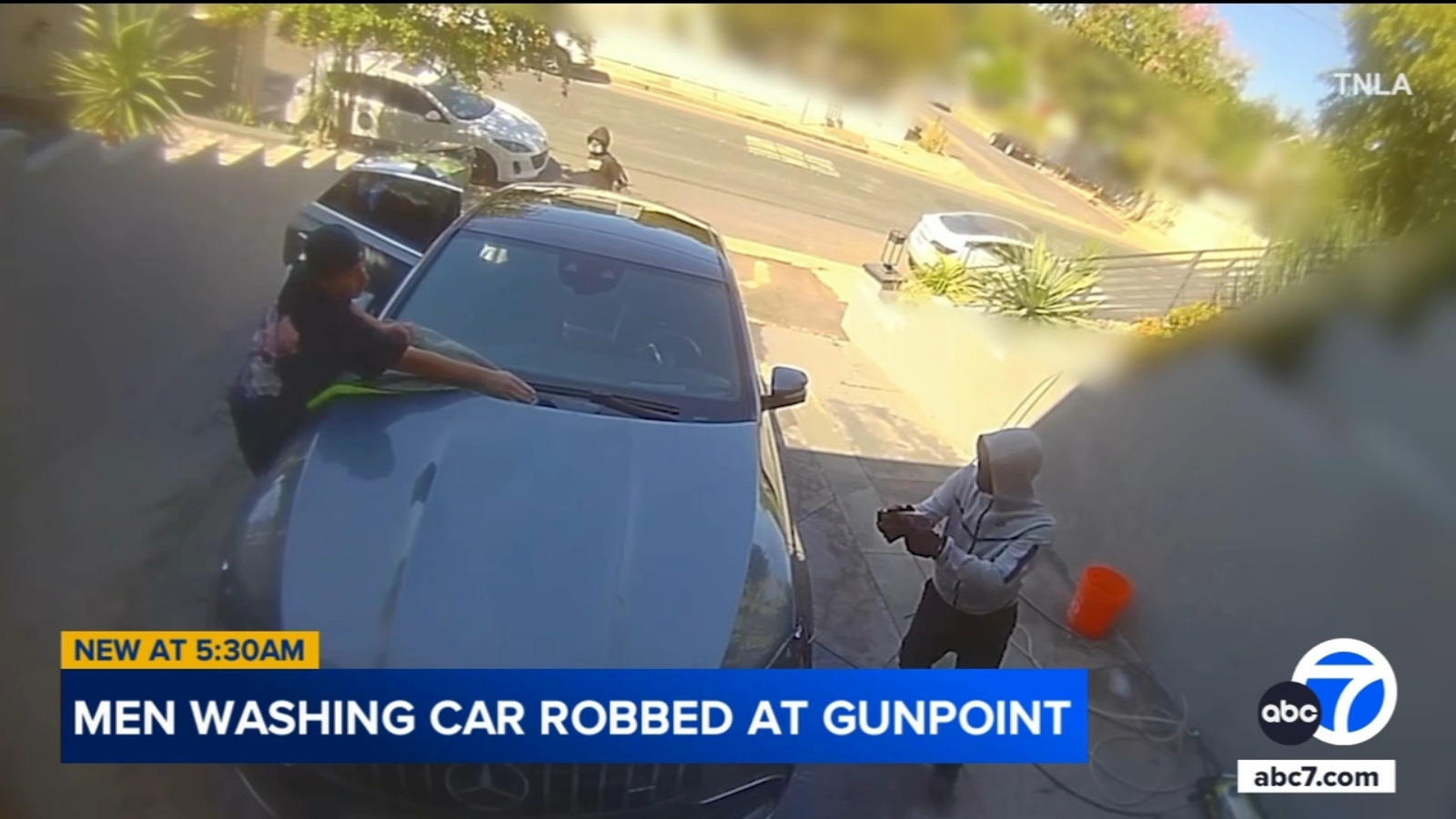Men robbed at gunpoint while washing car in Woodland Hills driveway ...