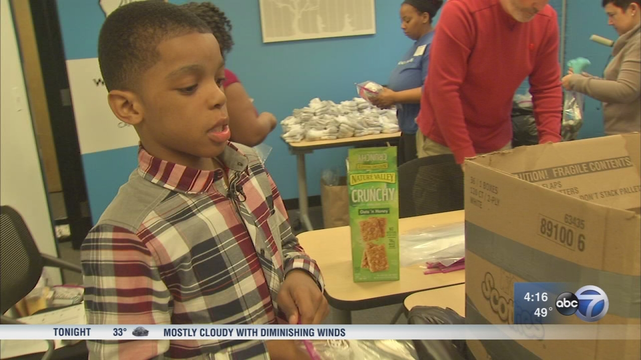 Chicago teen makes blessing bags to help homeless