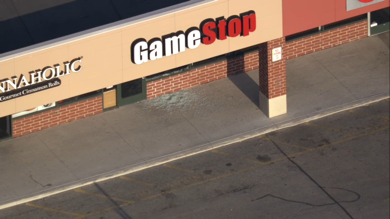 Smash-and-grab thieves target South Loop GameStop store: CPD