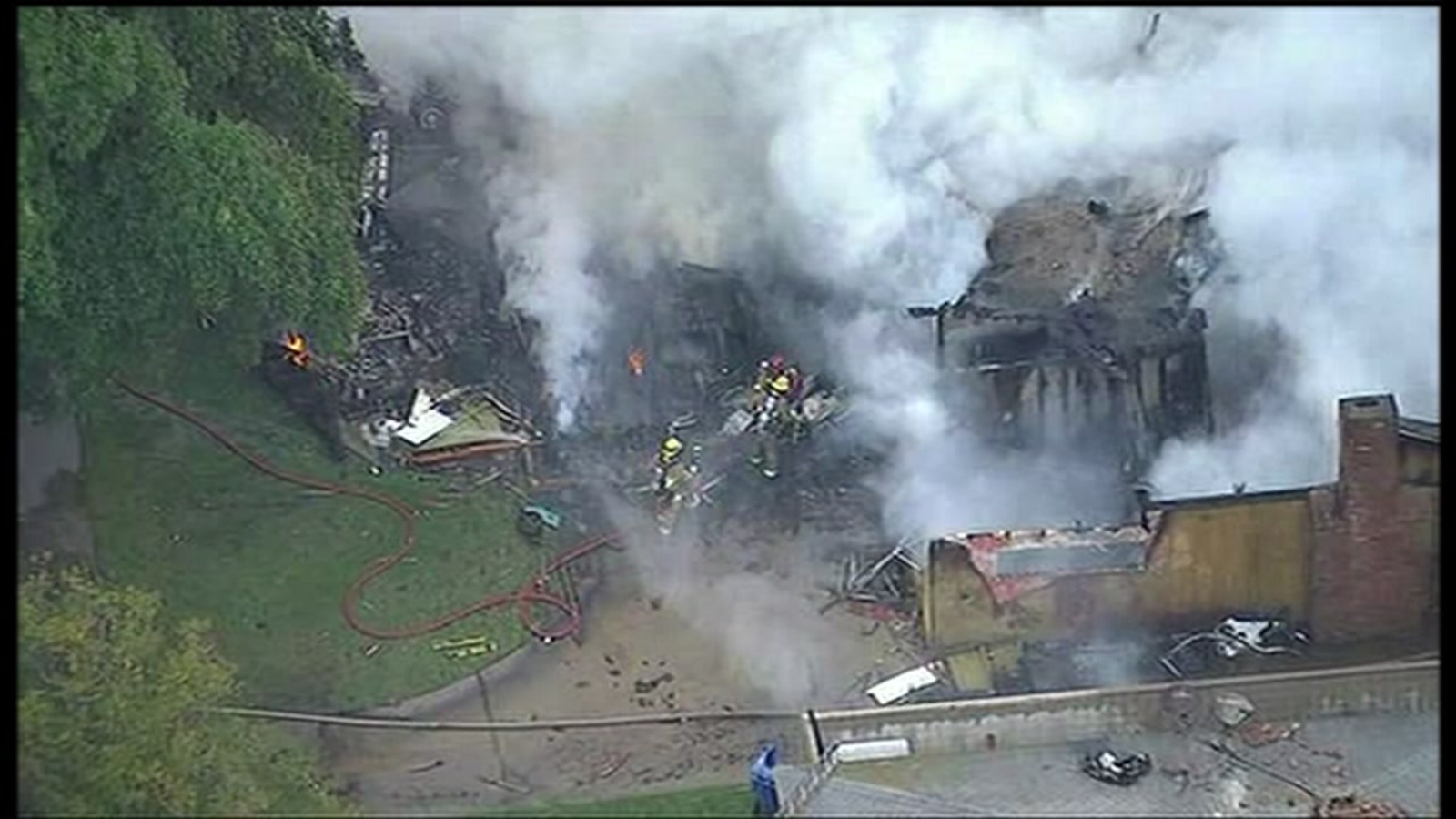 At least 3 dead, 2 injured after small plane crashes into Riverside