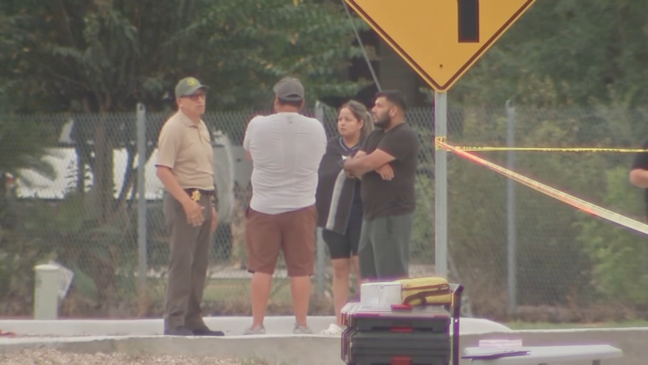 6 shot, 1 fatally, at Texas bar; suspect at large: officials