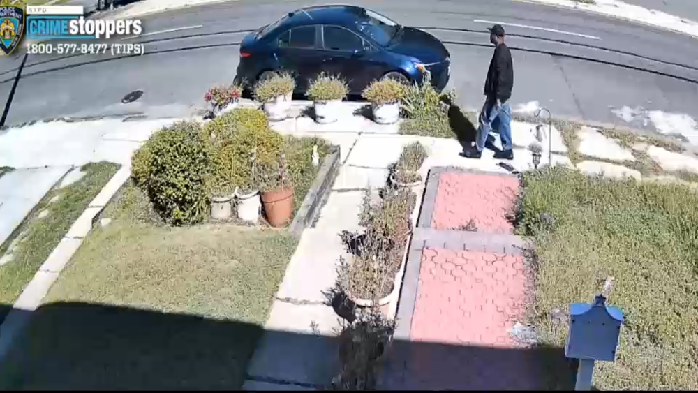 NYPD releases video of man wanted for setting fire that killed 2 people in Queens