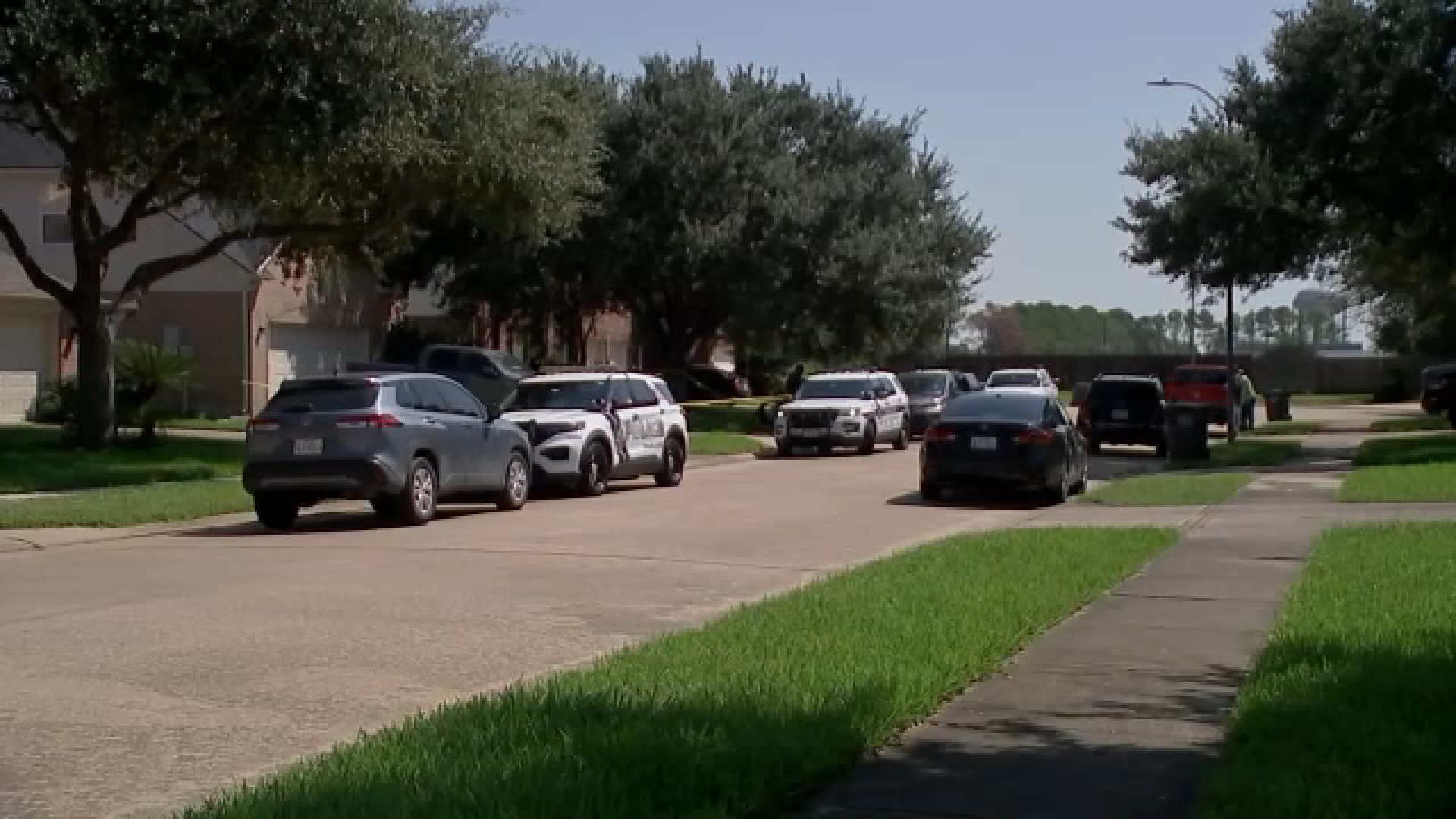 16-year-old boy in custody, accused of stabbing his dad to death inside Pearland home, police say