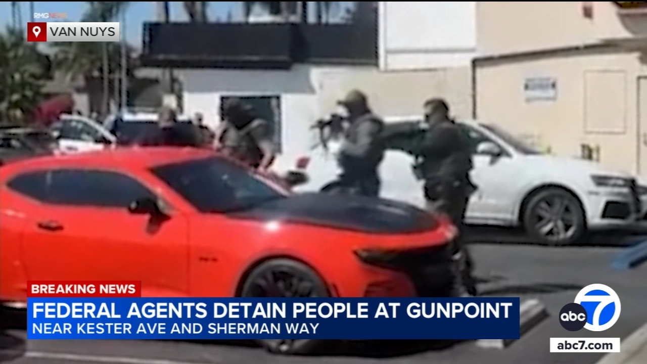 Federal agents detain people at gunpoint in Van Nuys