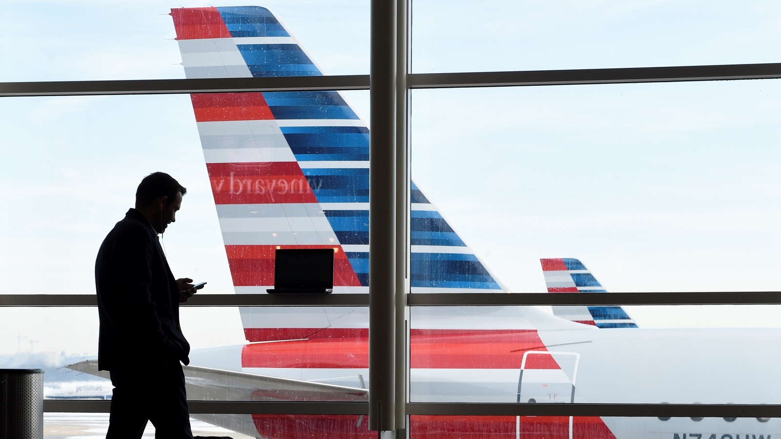 AA flight to San Francisco returns to Philadelphia due to bird strike shortly after takeoff