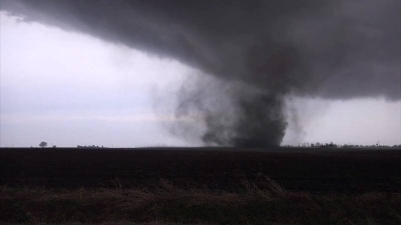 2 Dead As Tornadoes Strike The Midwest Abc13 Houston