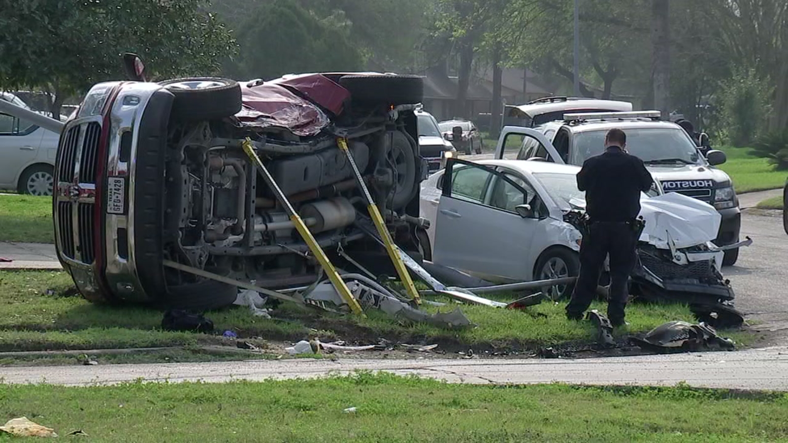 Chase ends in crash in southeast Houston - ABC13 Houston