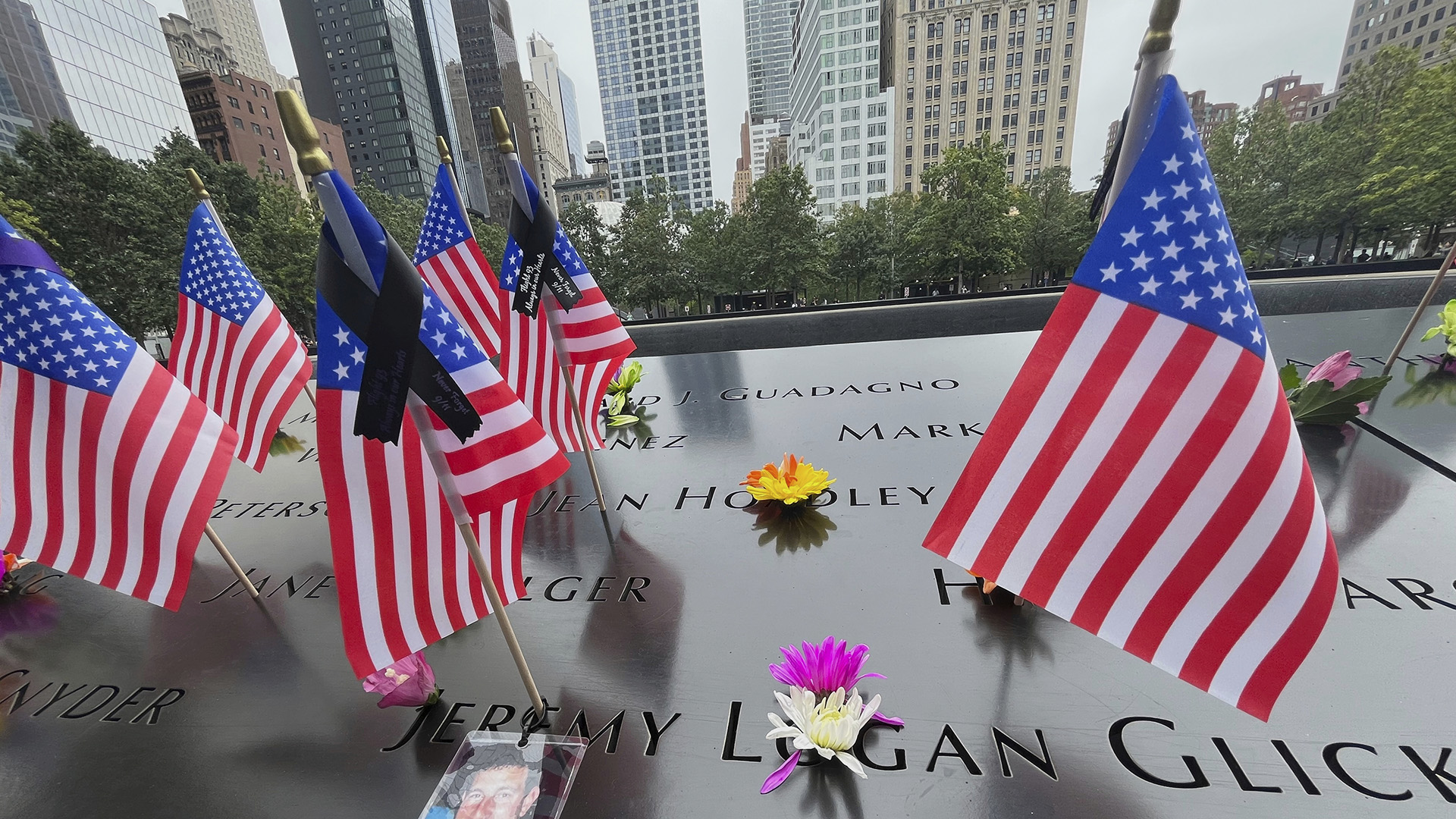 Banderas y flores en el Monumento Nacional del 11 de Septiembre en Nueva York, el miércoles 10 de septiembre de 2025. (AP Foto/Donald King)