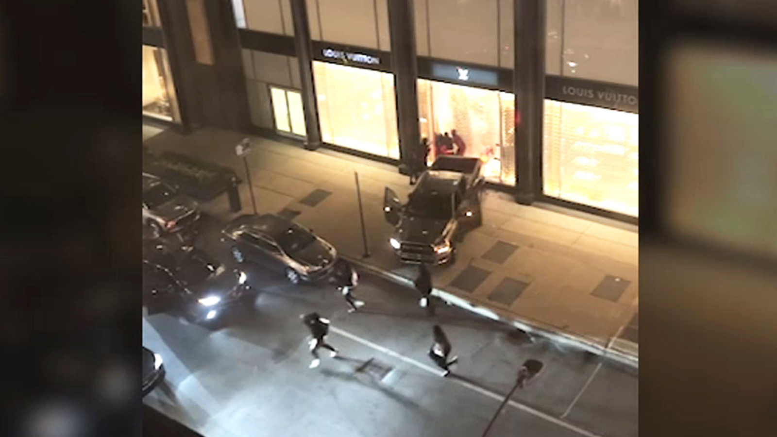 Burglars ram truck into Chicago Louis Vuitton store; crash involving getaway car kills bystander