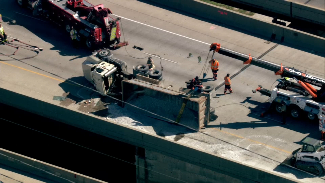 I-55 lanes closed after rollover crash involving truck hauling gravel on SW Side, ISP says
