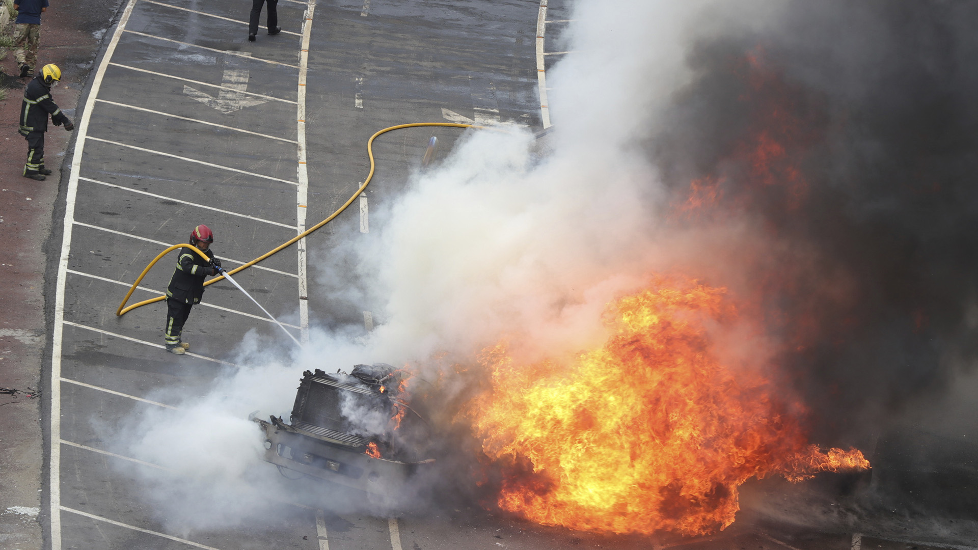 Hurlingham: le pidieron que arrancara el auto y terminó incrustada en un  árbol – Oeste Noticias, image size:1920x1080