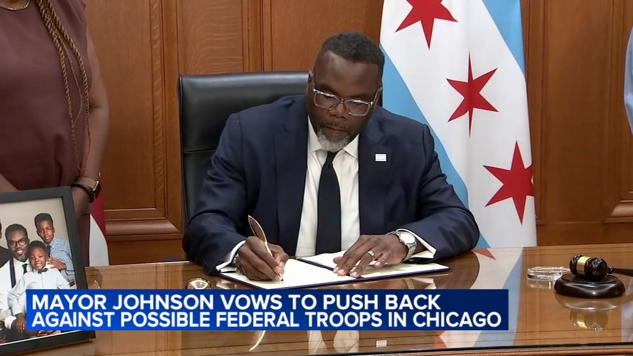 Mayor signs 'Right to Protest' executive order amid rise of ICE agents in Chicago area