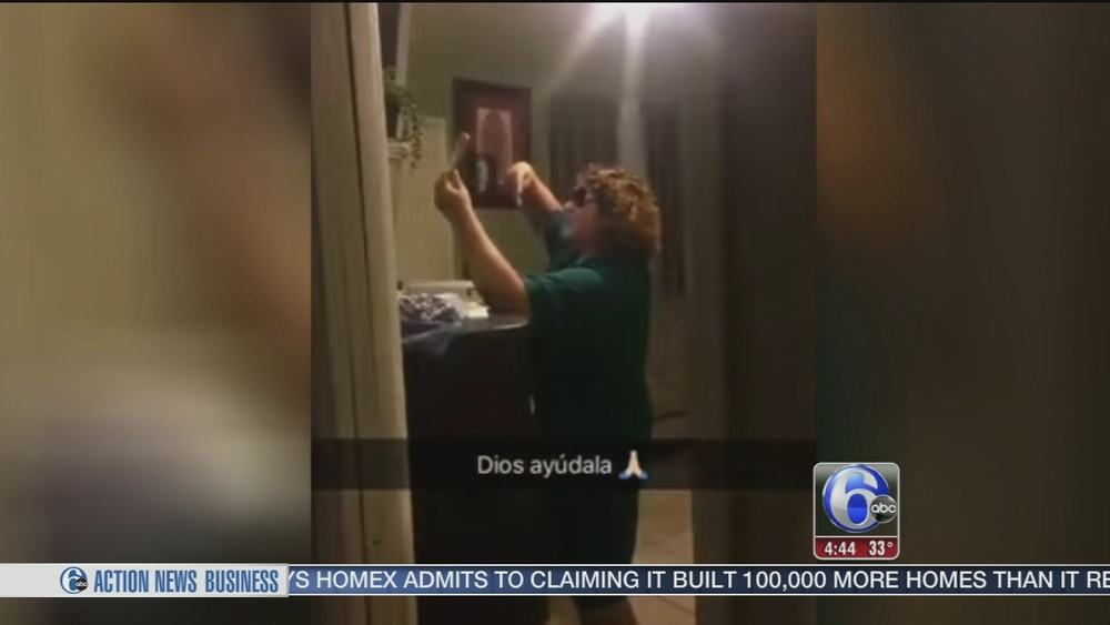 Mom's 'secret' peace sign selfie goes viral