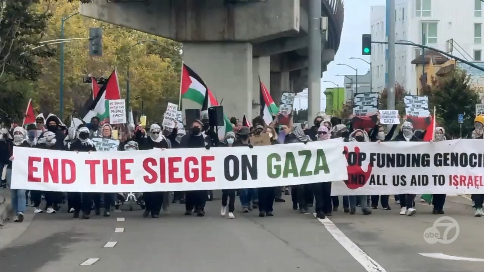 Large protest blocks 7th Street offramp on northbound I-880 in Oakland