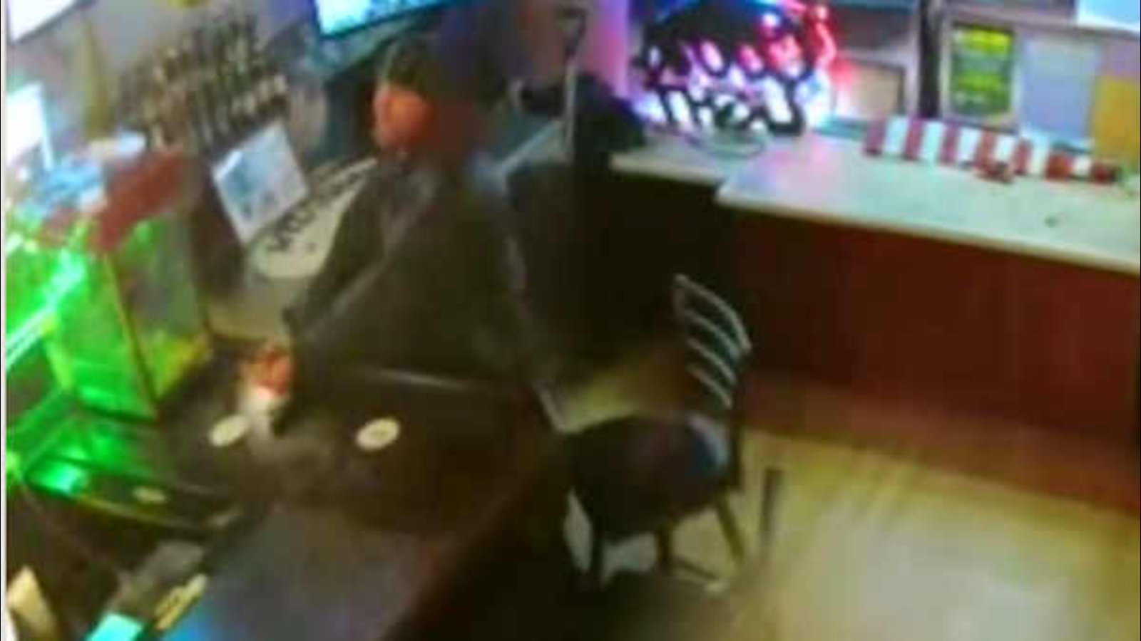 Police search for suspect in armed robbery at bar in Bayside, Queens