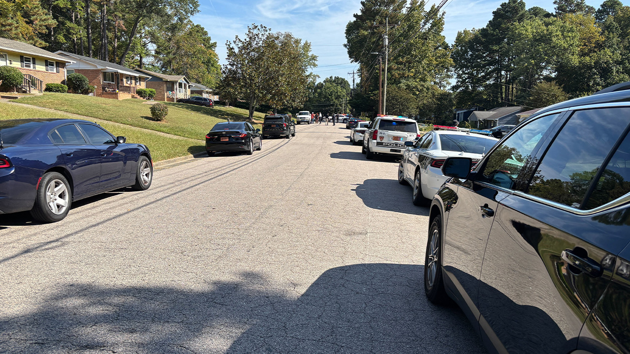 La polizia di Durham risponde al rapporto di spari in Capps Street martedì 23 settembre 2025.