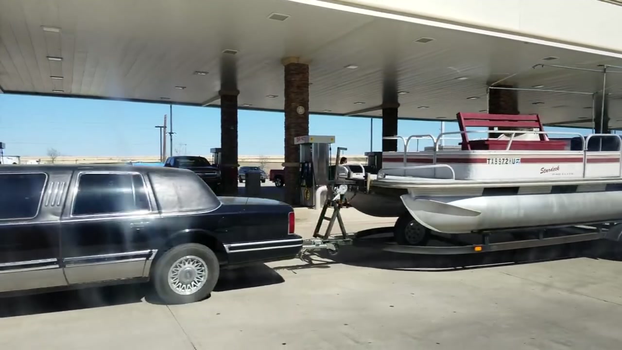 Buc-ee's customer captures limo hauling boat
