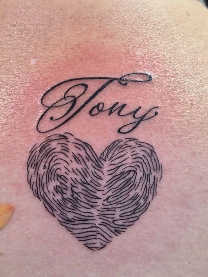 Il tatuaggio di Mary Garrison per onorare il marito dei vigili del fuoco è stato ucciso durante l'uragano Helene.