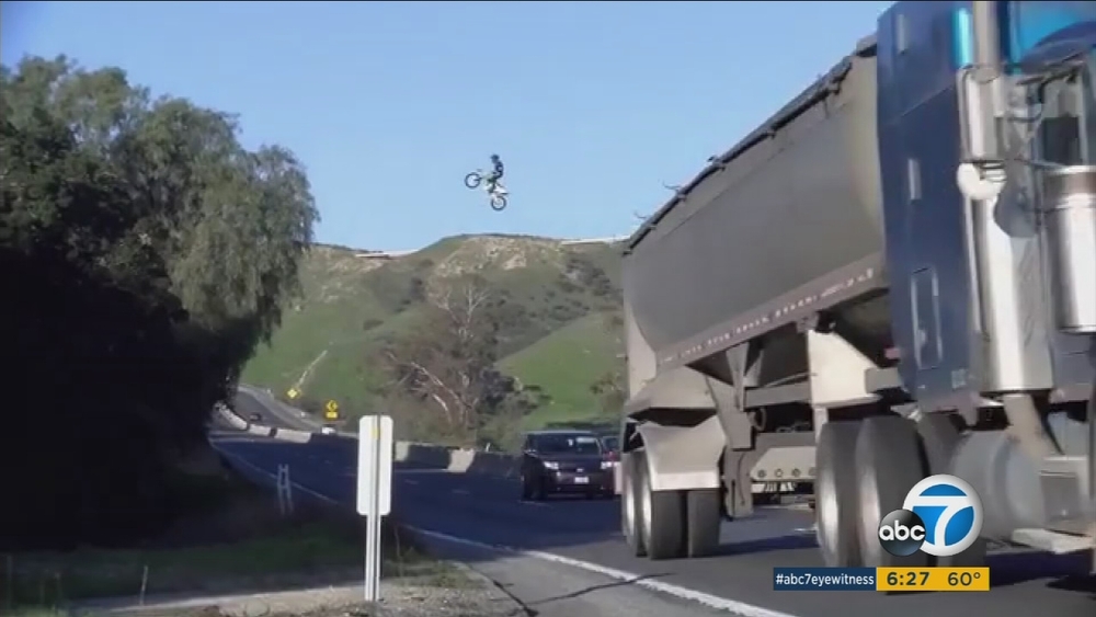 Motorcyclist jumps over 60 Fwy in Moreno Valley