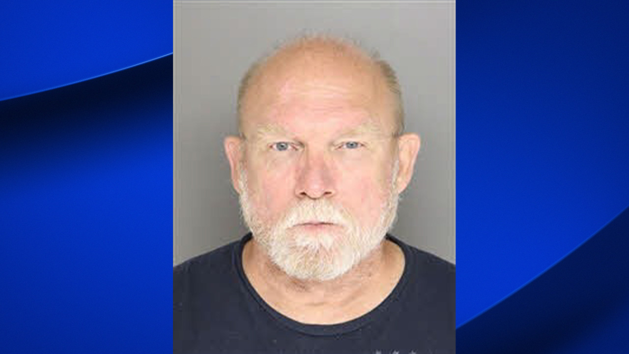Wayne Francis Sands Sr., un Aberdeen di 61 anni, è stato accusato dello sfruttamento sessuale di secondo grado di uno sfruttamento sessuale di terzo grado piccolo e pesante di sfruttamento sessuale di terzo grado.