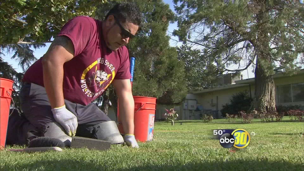 Man inspired by internet challenge to give back to Valley veterans by cleaning headstones