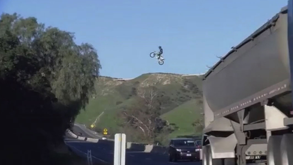 Motorcyclist jumps over 60 Fwy in Moreno Valley