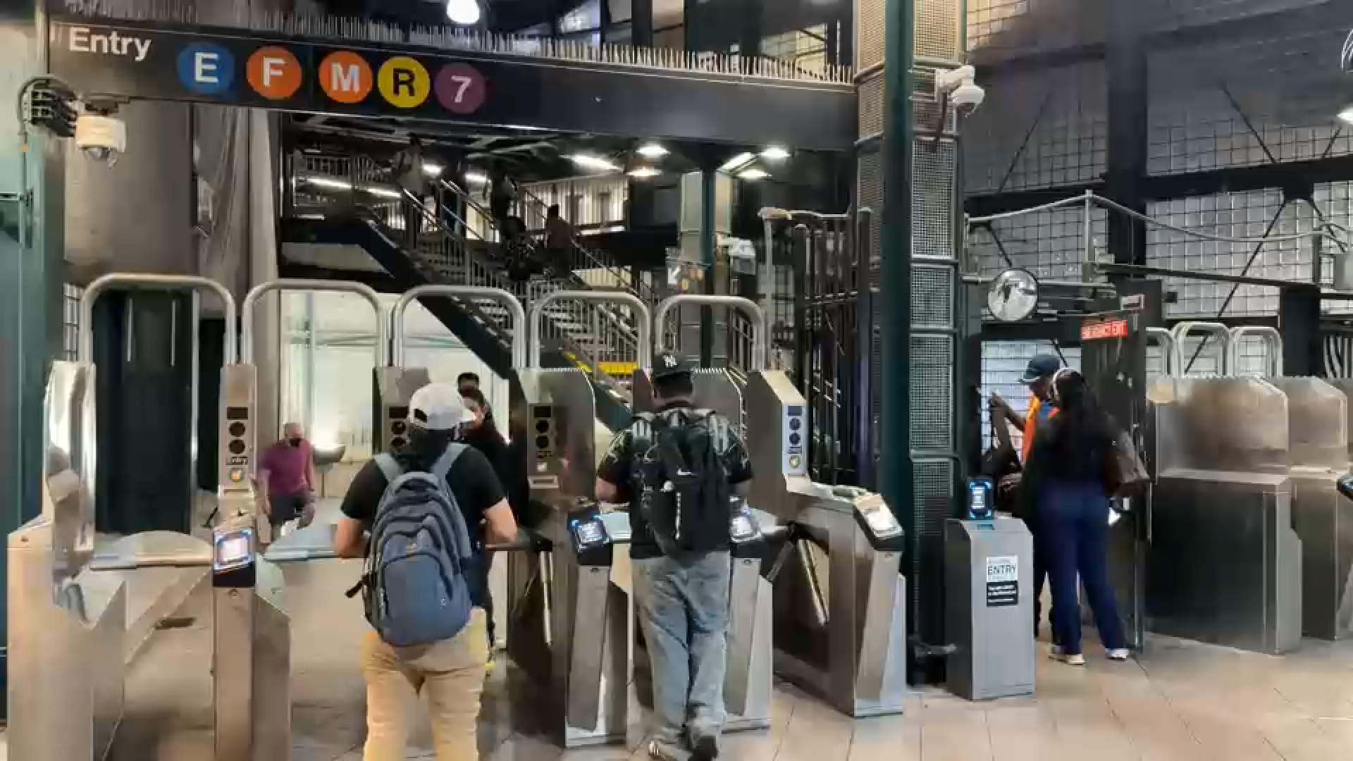 Police looking for 4 men after teen, 24-year-old stabbed outside of Queens train station