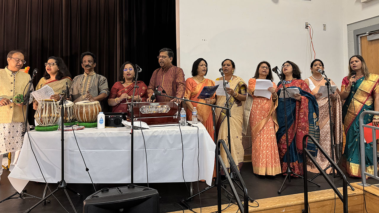 Il coro Vedanta ha fatto canzoni di dedizione riempiendo l'auditorium di musica e preghiera.